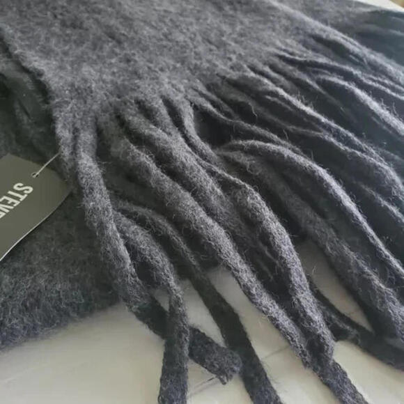 NWT STEVE MADDEN Oversized Black Chunky Scarf - Picture 12 of 13